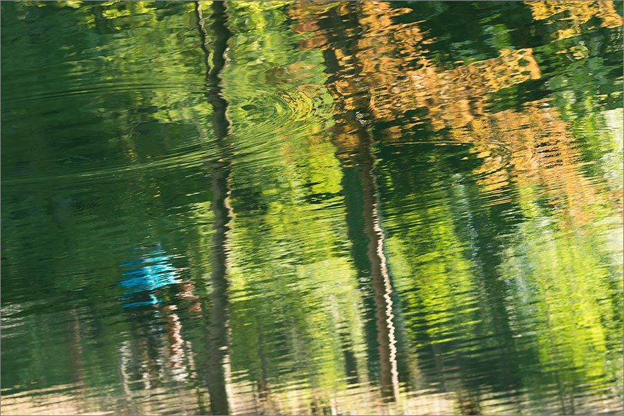 Scena di riflesso sul lago di Endine