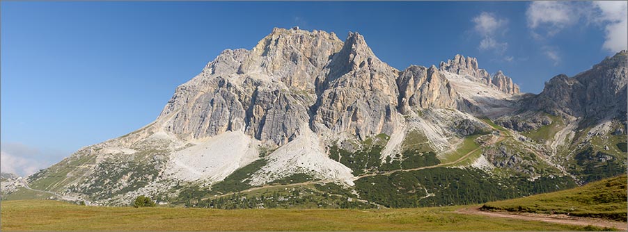 Vista del Lagazuoi dal passo Falzarego